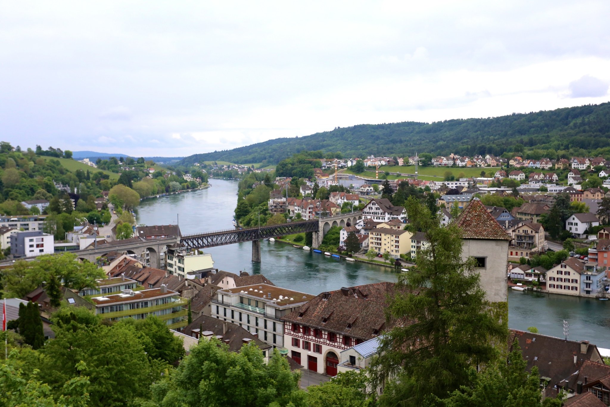 城堡所在的小山丘地形险峻,是警戒防守的最佳位置,据