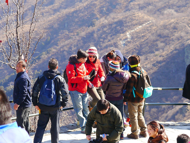 玉泉山的玉峰塔最高和妙高塔香山的路上人来人往熙熙攘攘的户外爱好者