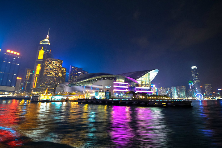 2023其中香港的维多利亚港夜景被称为三大夜景之最。夜香港，璀璨霓虹耀维港，相机无法记录的美_维多利亚港-评论-去哪儿攻略