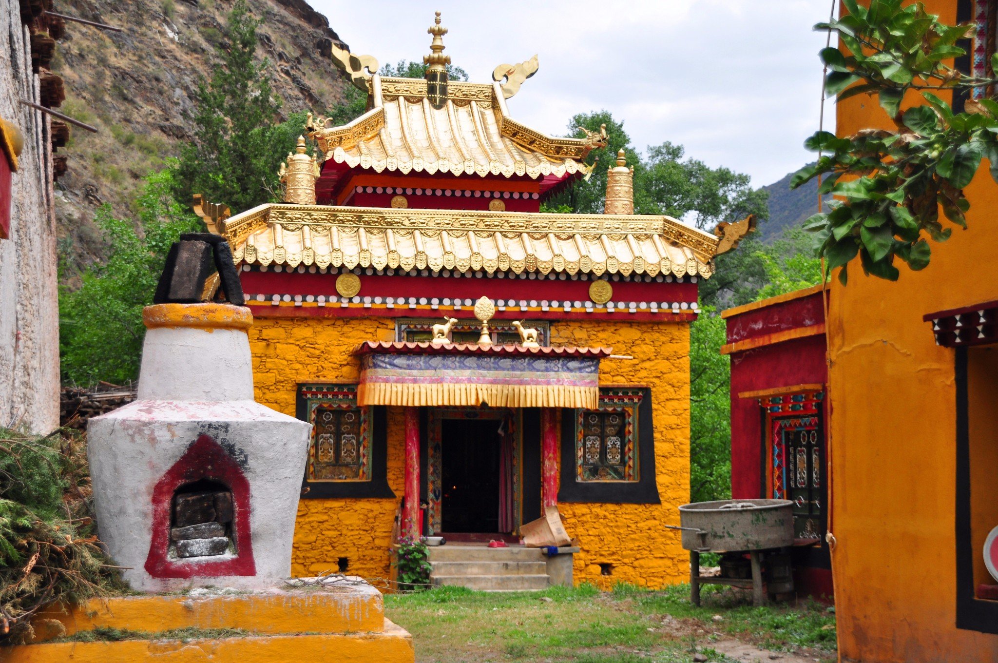 墨尔多神山纳山水林崖洞108圣景于一炉是休闲度假探险旅游回归自然的