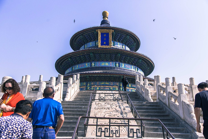 由28根金丝楠木大柱支撑,柱子环转排列,中间4根"龙井柱",高19.