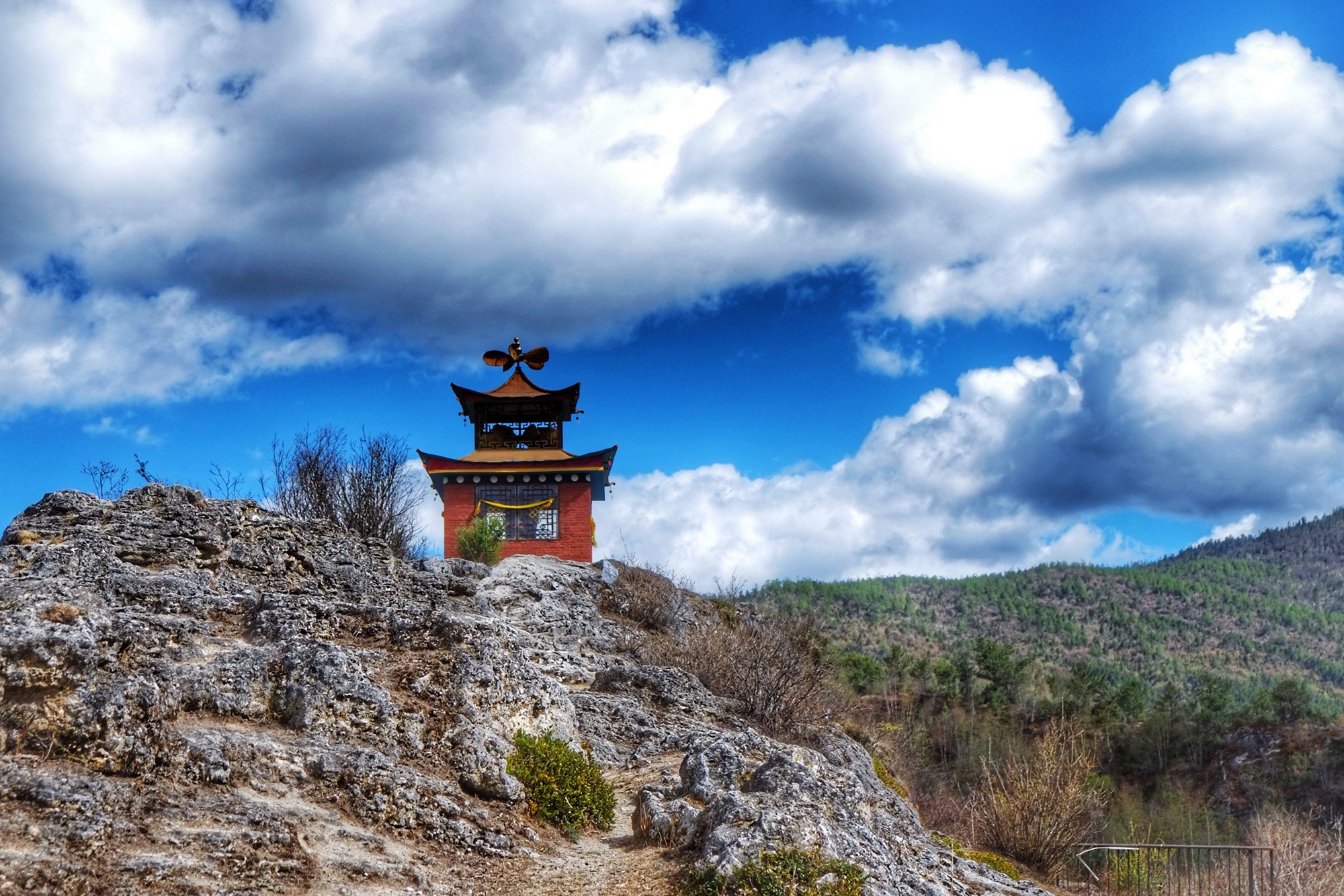 但我觉得即使不泡温泉,这里的风景也独特,还有藏族神秘传说和美好含意