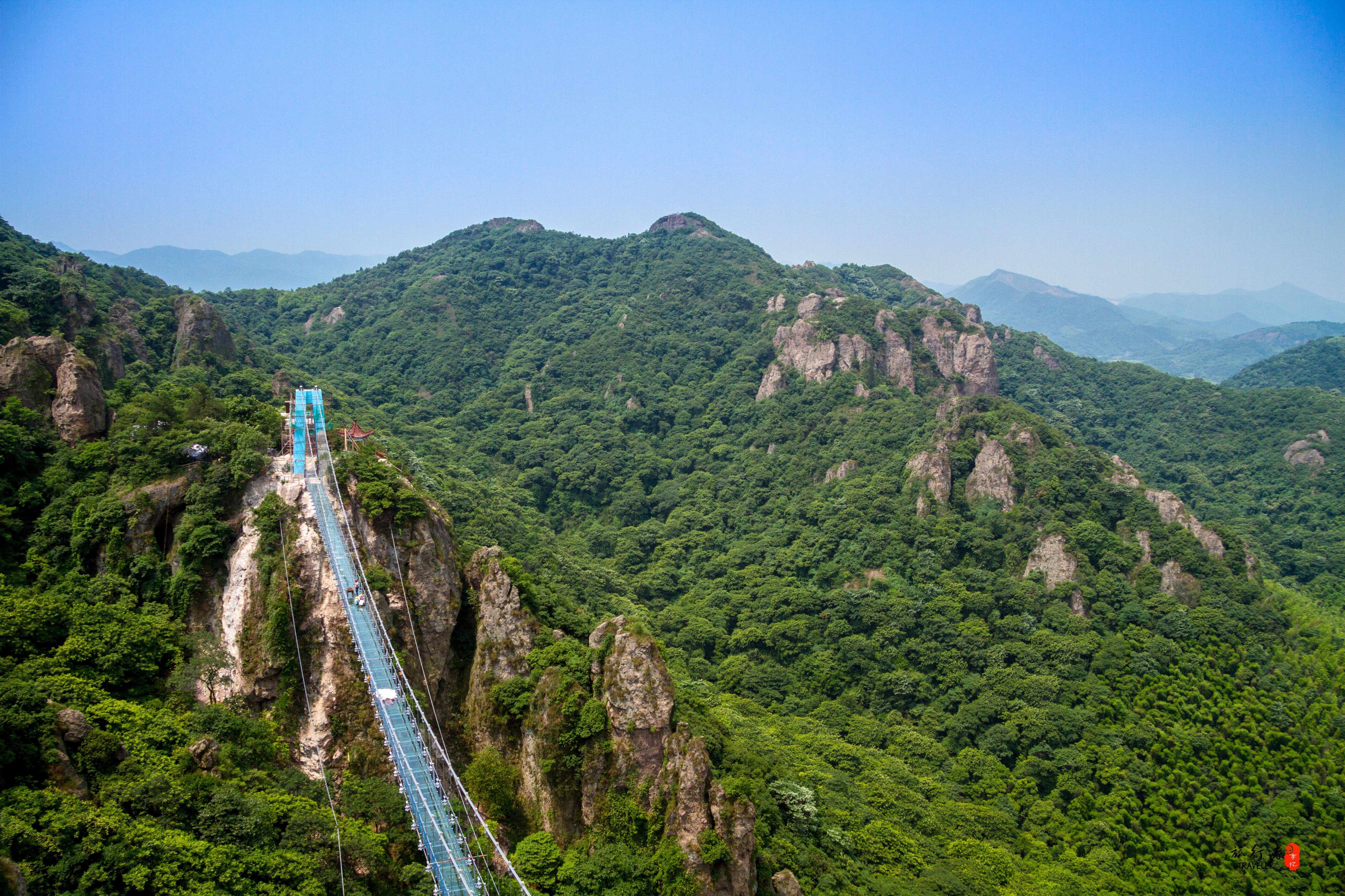 栈道由全透明双层夹胶玻璃组建看着可怕却是十分安全哒.