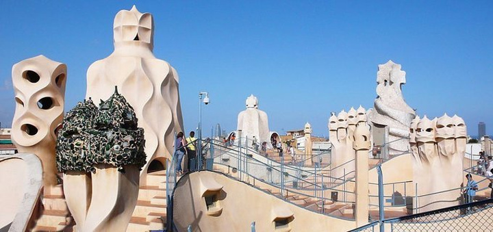 2017其实这些都是排烟管或水塔,只是高迪习惯