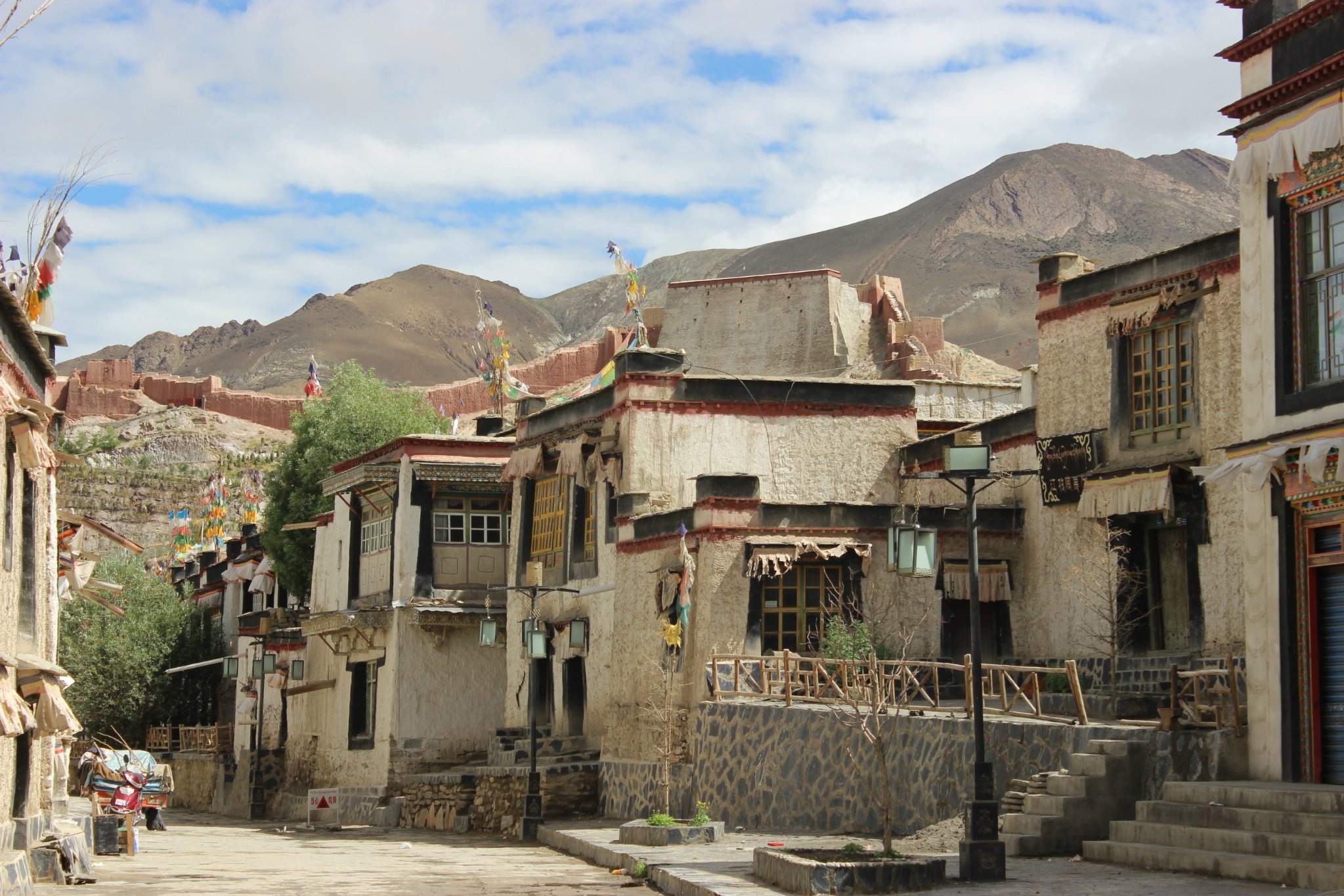 宗山古堡离白居寺很近 穿过这个江孜古城就到啦