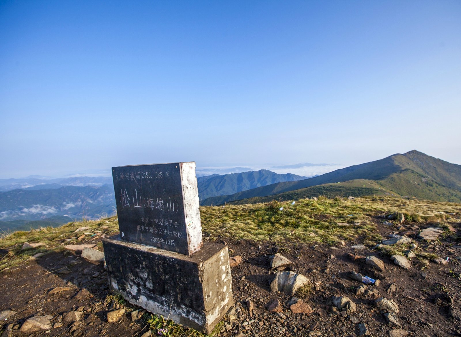 扎好营之后,就可以往两侧的山峰走走看看,海坨山的标志有必要留给影哈