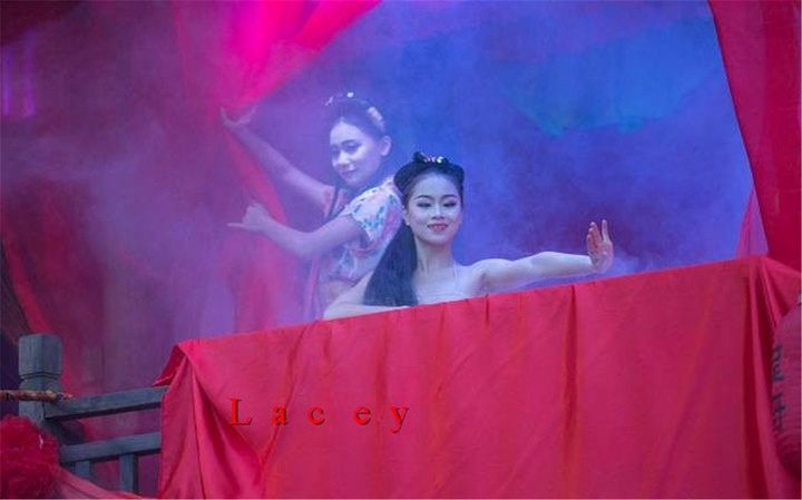 2017开场是从空中划过的泳装表演类似极限震