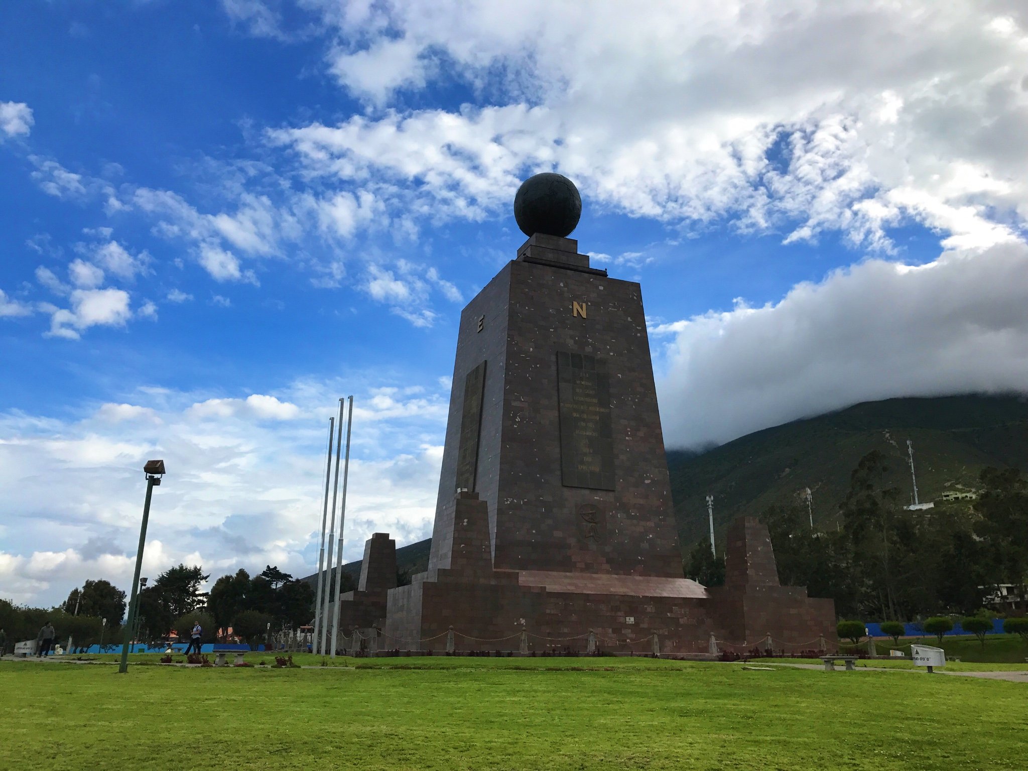 晴空下的赤道纪念碑,还是相当威严肃穆的.