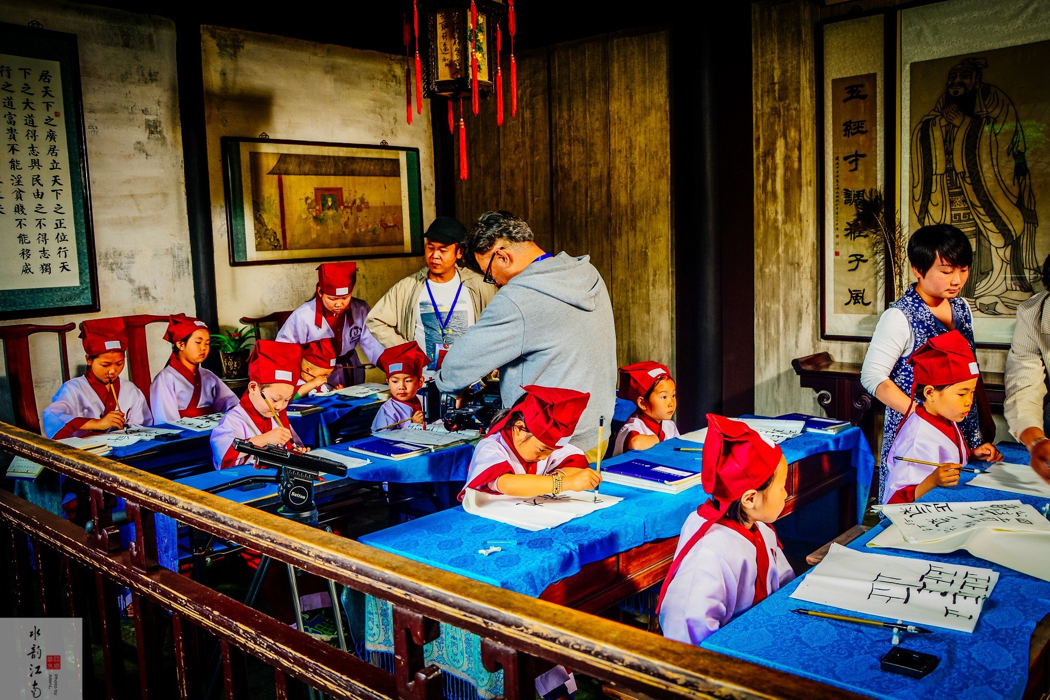 碰巧遇到某剧组在这里拍摄,一群小书童正在认真地写字作画.