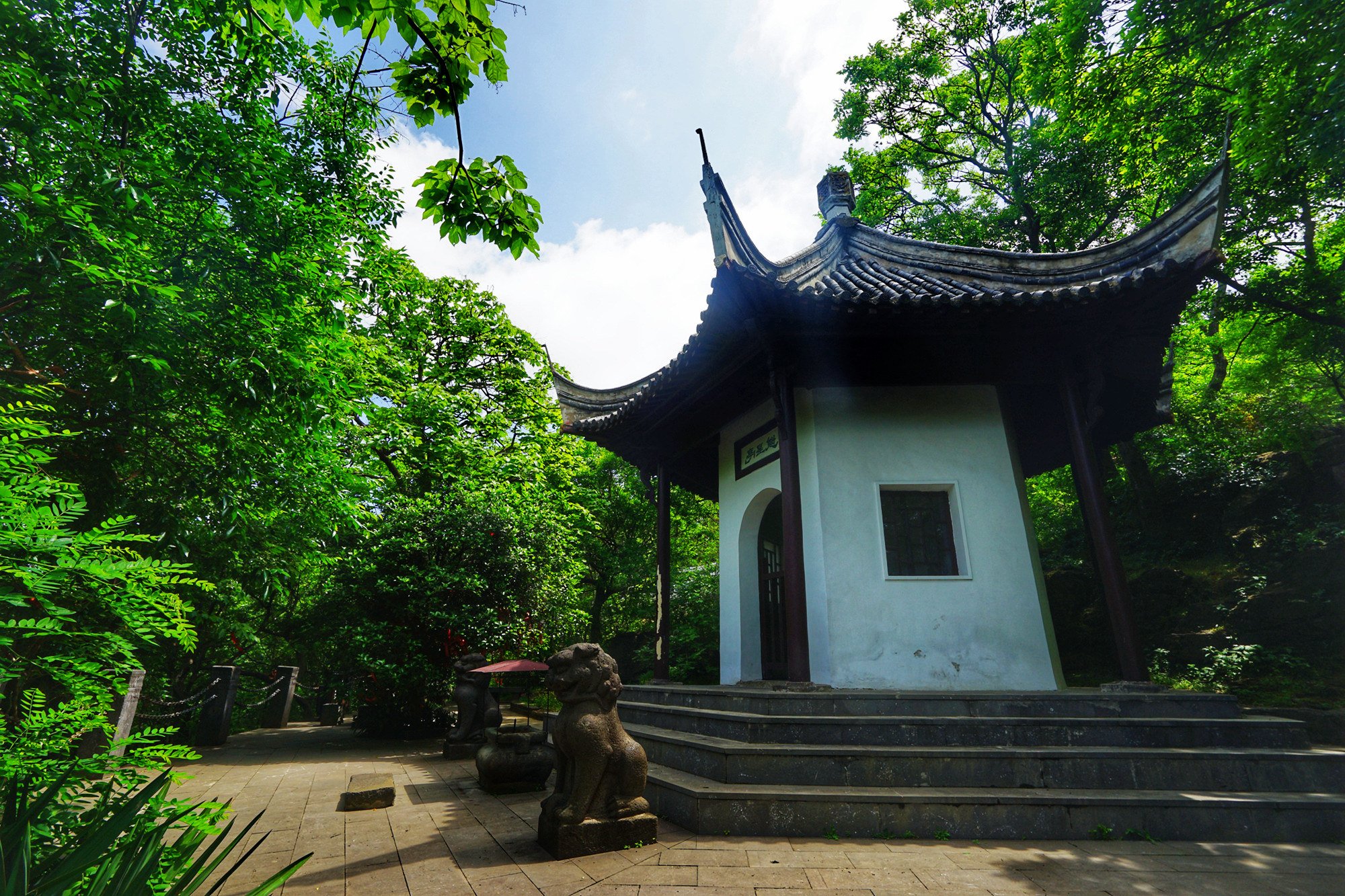 人文古迹,不过经侵华日军和文革的两次严重破坏,虽然