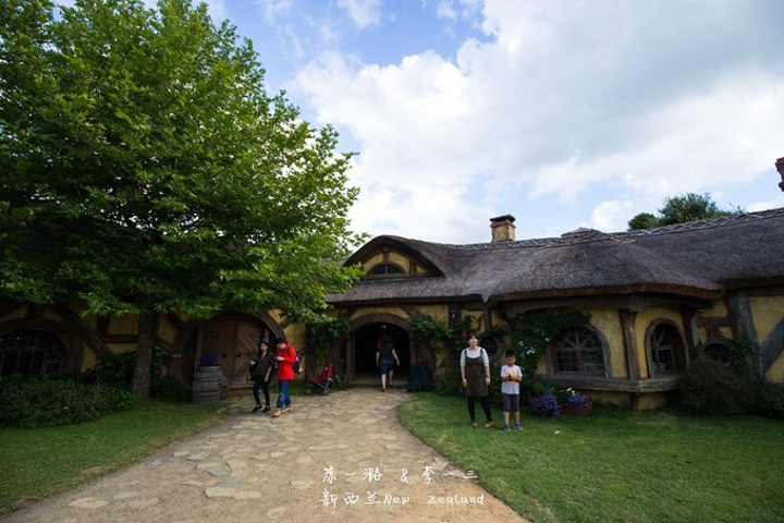 "绿龙酒馆，泥墙和茅草屋，还原电影场景，内部有酒吧吧台，还有木制桌椅板凳和燃烧的壁炉，室内整体是..._绿龙酒馆"的评论图片