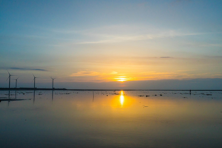 2018朦胧而梦幻的橘黄色下,年轻的情侣手牵手