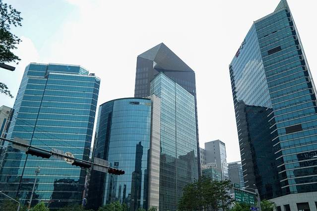 江南地铁站购物中心