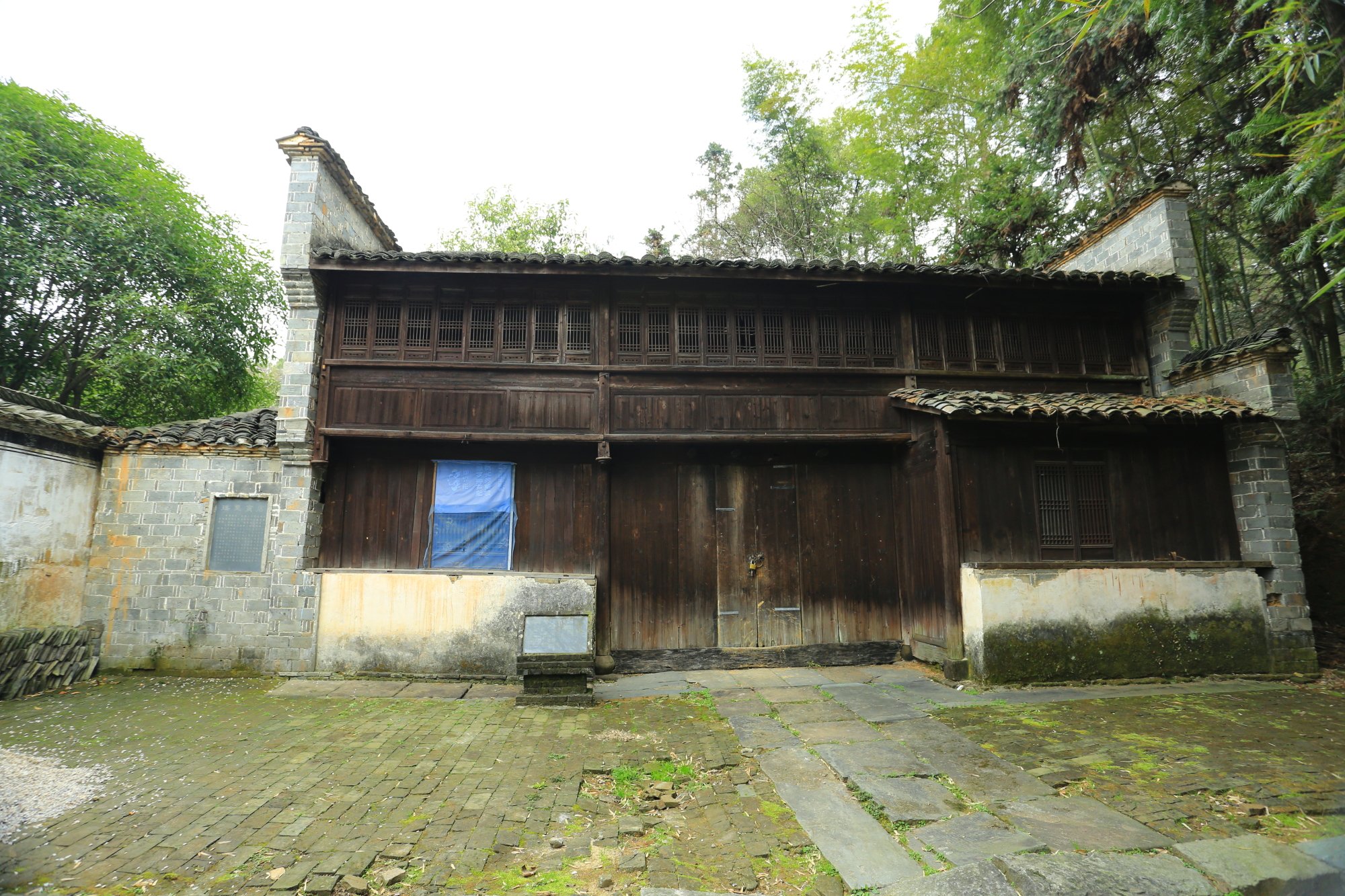 沧溪民宅大门锁着无法参观参观完毕从窑神广场原路返回现在左边厢房内