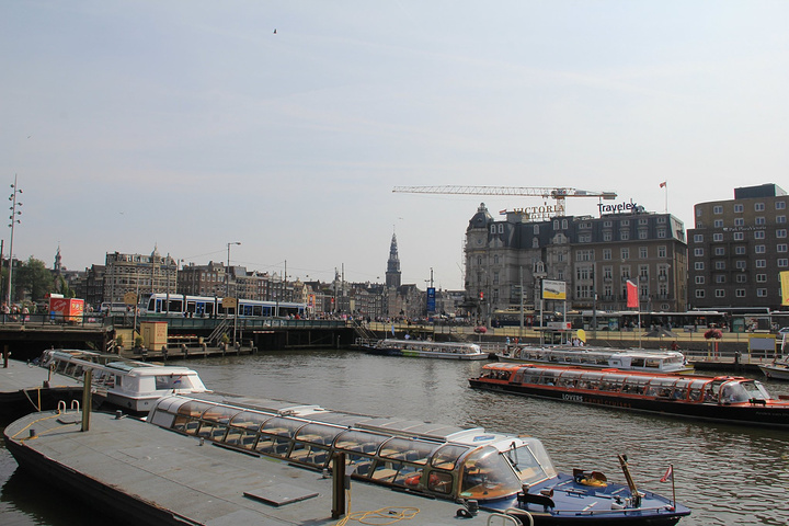 .的,只有一台台的自助售票机,可以使用银行卡或