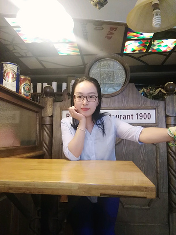 饭的地方,楼上有一个传说中的俄罗斯免税店,真