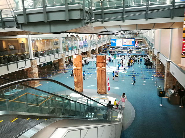 2017那两个图腾柱后就是海关申报检查的地方