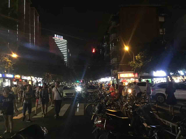 2017犀浦的夜市还是有好几年的存在了，在犀浦地铁口下地铁后往前走10多分钟就到了，夜市晚上是最热闹的_犀浦夜市南口评论 - 去哪儿攻略社区