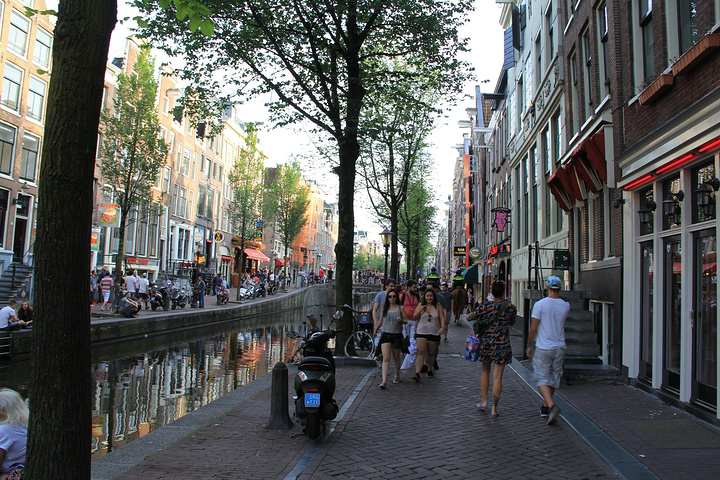 .的,只有一台台的自助售票机,可以使用银行卡或