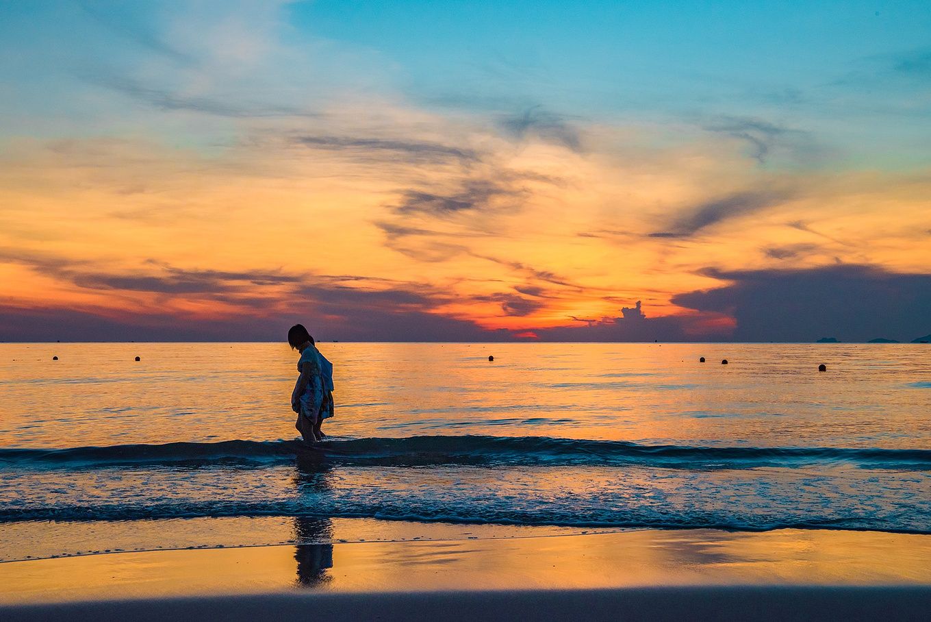 海滩边已经聚集了不少人,大家都纷纷拿出相机和手机准备记录下这美好