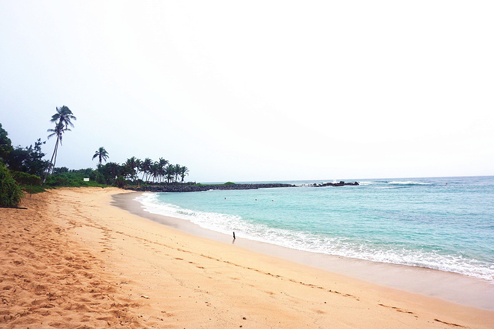 米瑞莎的沙滩沙子非常细,海水是非常浅的绿色,尽管我们去的时候下着