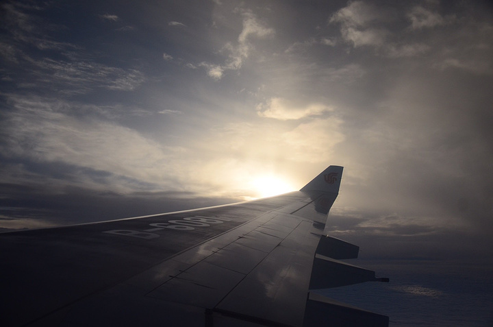 收了入境卡,在护照贴个二维码就好了,如此eas