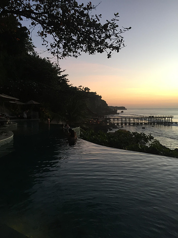 岩石酒吧是巴厘岛标志性日落观赏地点,入住度