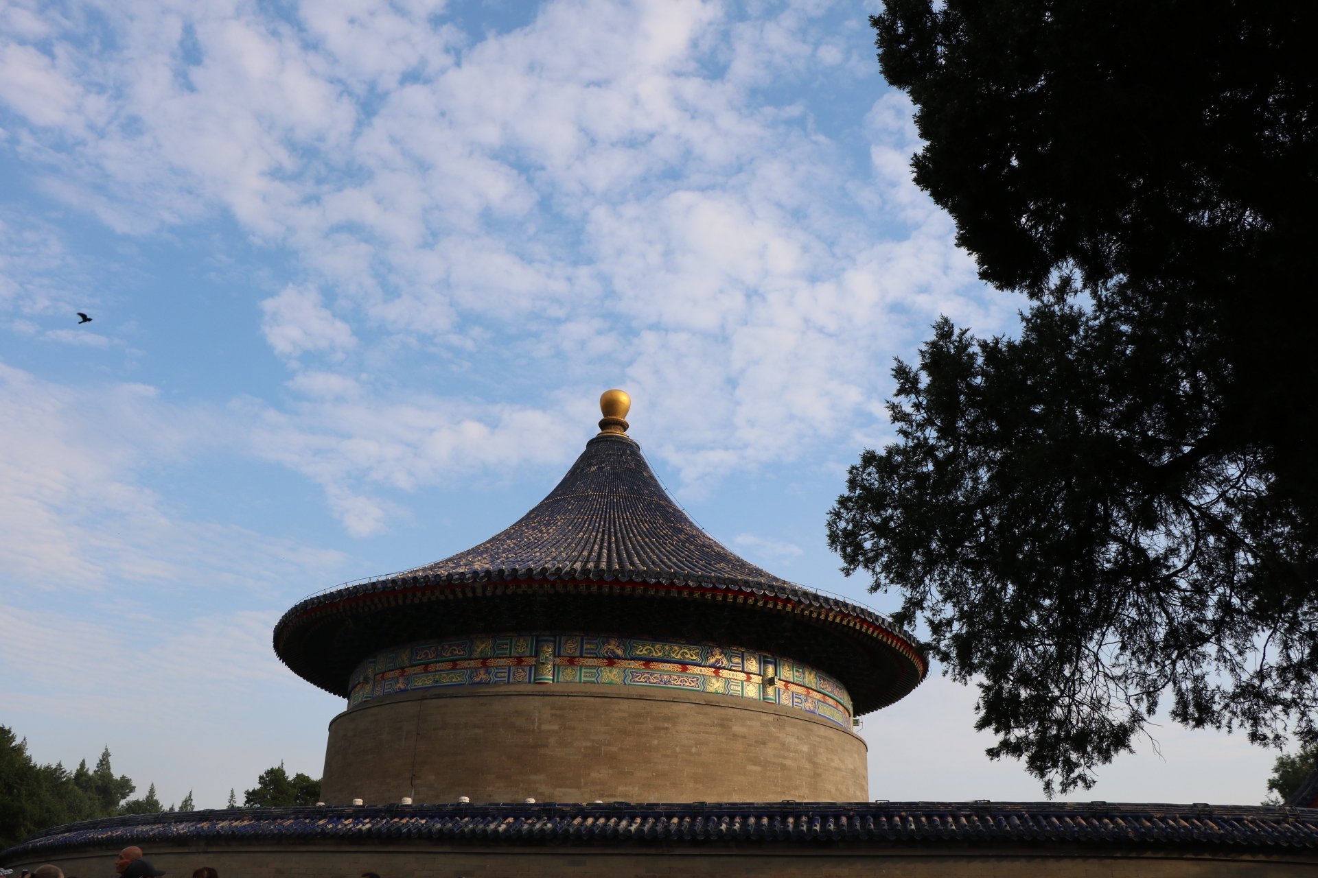 穿过丹陛桥,看到重檐圆攒尖顶的建筑,就是皇穹宇了.