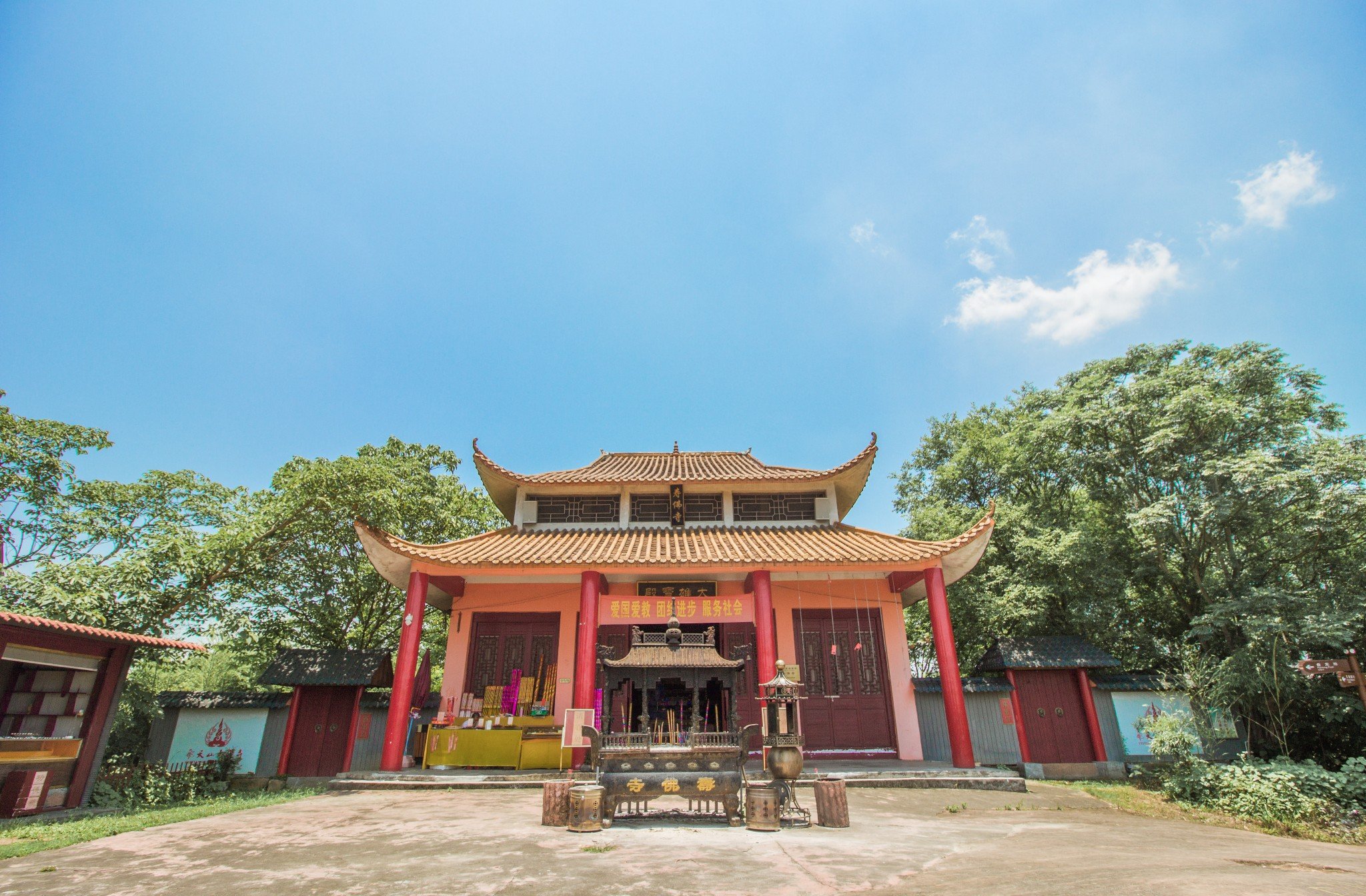 出去的时候,又碰到了一处寺庙,猛然发现,也是叫寿佛寺.