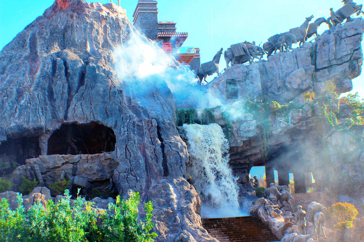 丽江千古情景区除了千古情表演、丽江恋歌以及丽江乐园，每天在园区里还有木府招婿等十大主题表演