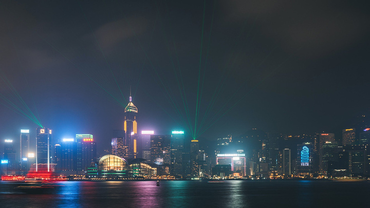2023每逢香港必维港，每逢维港必要看一场灯光秀～每晚8点准时开场，短短十几分钟，伴随着音乐与尖沙咀码头的人_维多利亚港-评论-去哪儿攻略