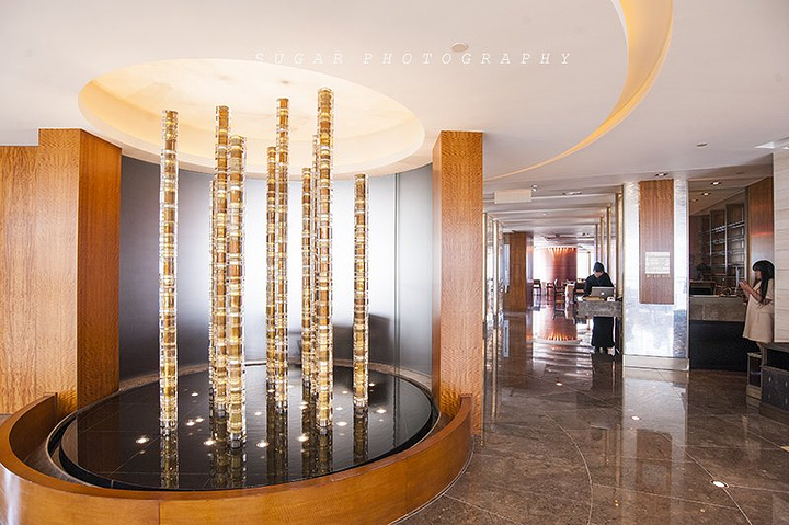 想品尝美食又看维港的美景的话,中环的四季酒店 龙景轩(米其林三星)