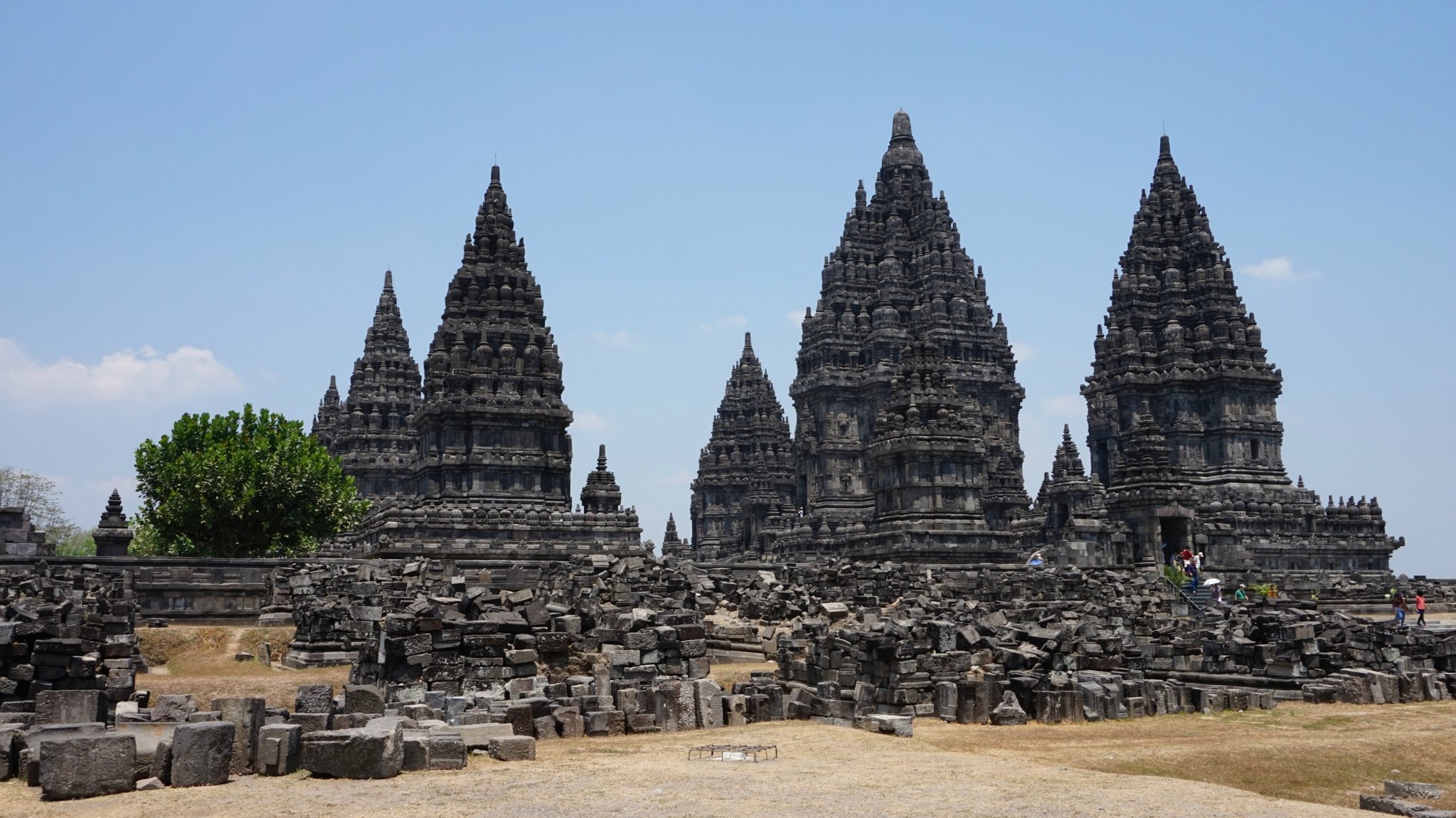 婆罗浮屠是全世界最大的单体佛教建筑,那么普兰班南,则是整个印度尼