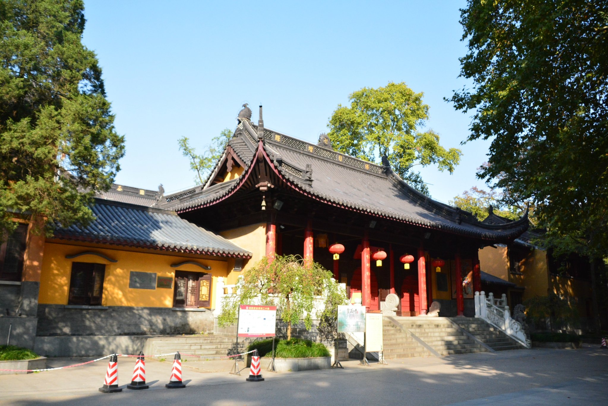 灵谷寺寺门