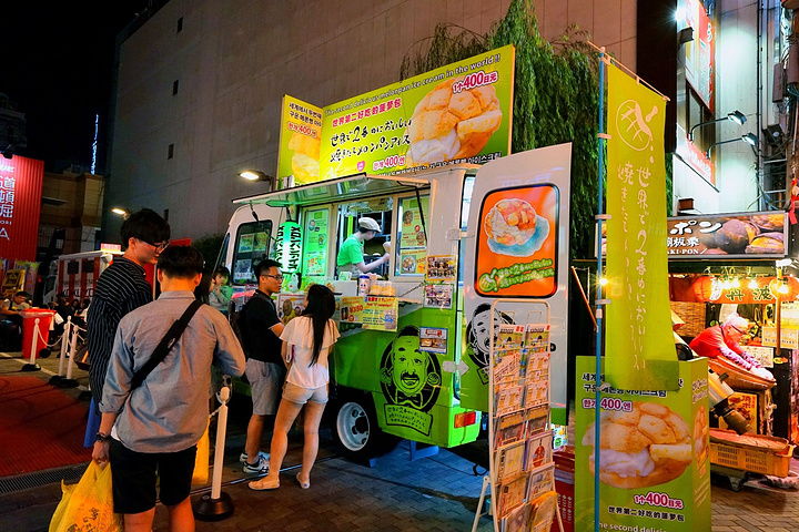 2018路上各种小吃也很吸引人,做得很精致,售卖