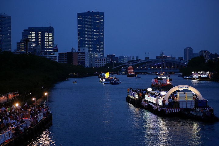 21花火大会没开始前 先可以看看在脚下的大川河上举行的 船渡御 毛马樱之宫公园 评论 去哪儿攻略