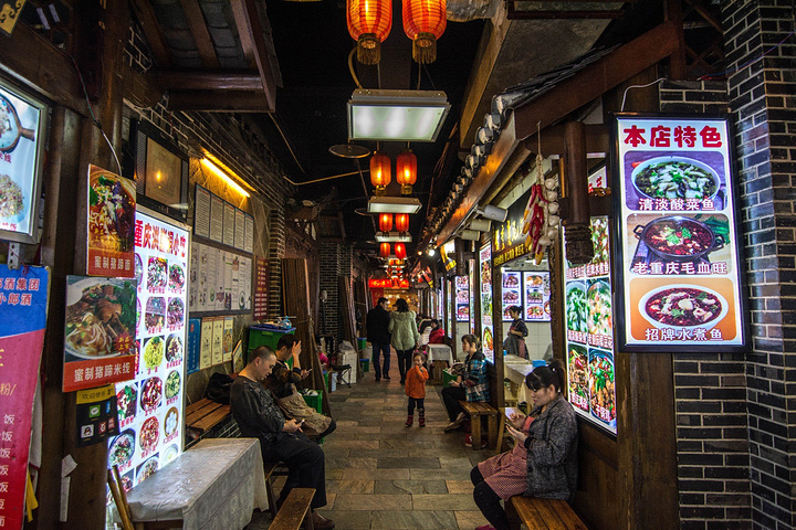 重庆好吃街,和很多地方的美食商业街差不多,主要是卖吃的,还有一些