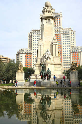 .及代表堂吉诃德真爱的两尊石像:平凡的村姑阿