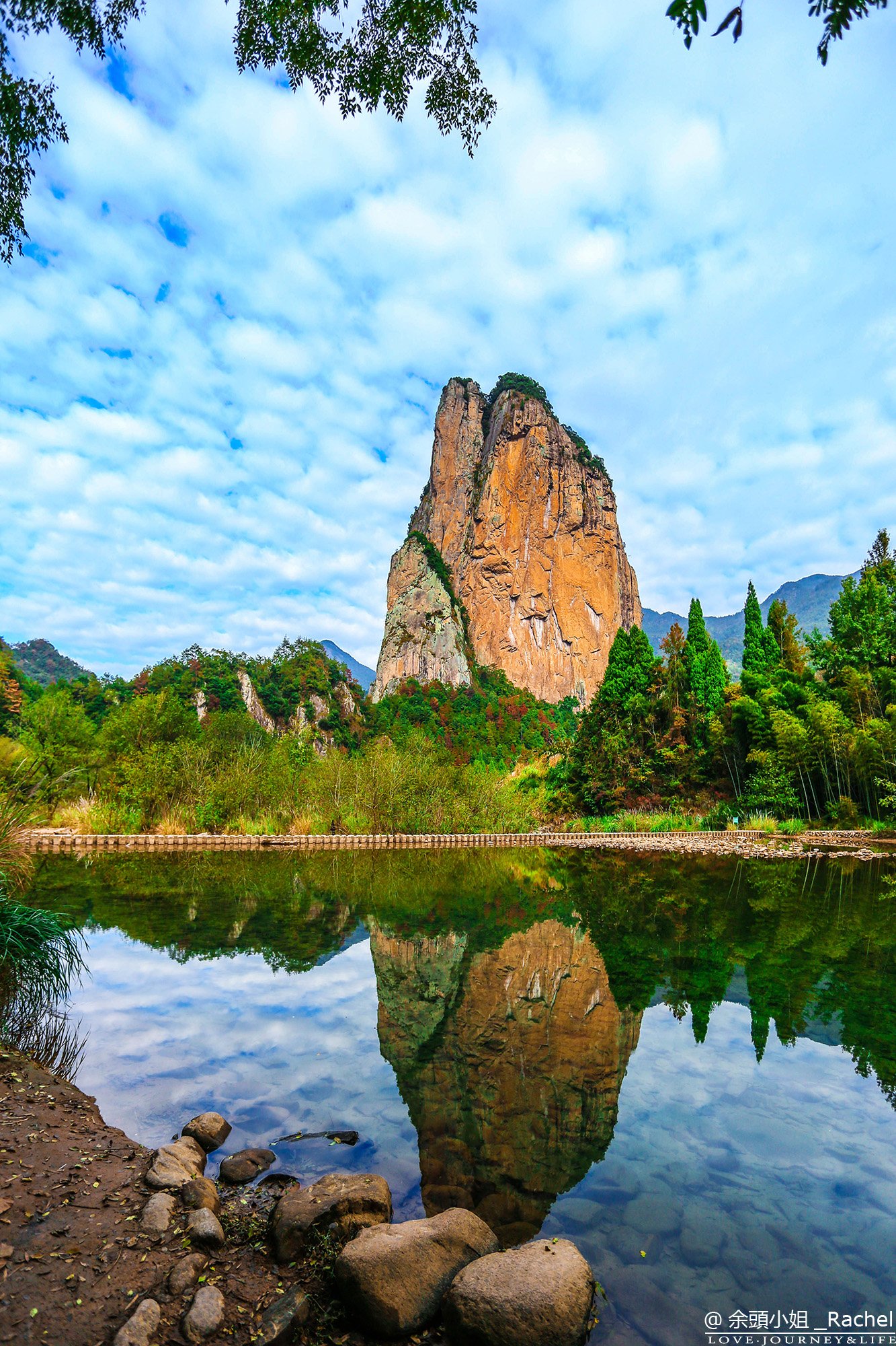 想要更加亲近石桅岩的山水不妨乘一叶扁舟溯流而西尽情欣赏两岸的优美