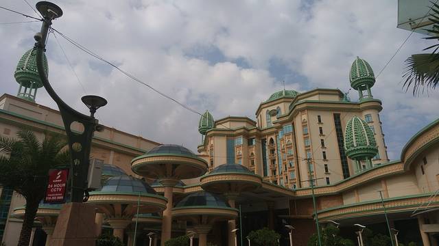 百盛（双威金字塔）