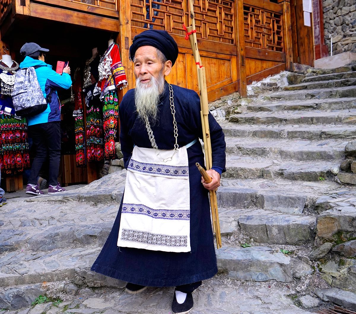 一些苗家老人穿着民族服装,低声吟唱,一支似乎从远古传来的歌声,在