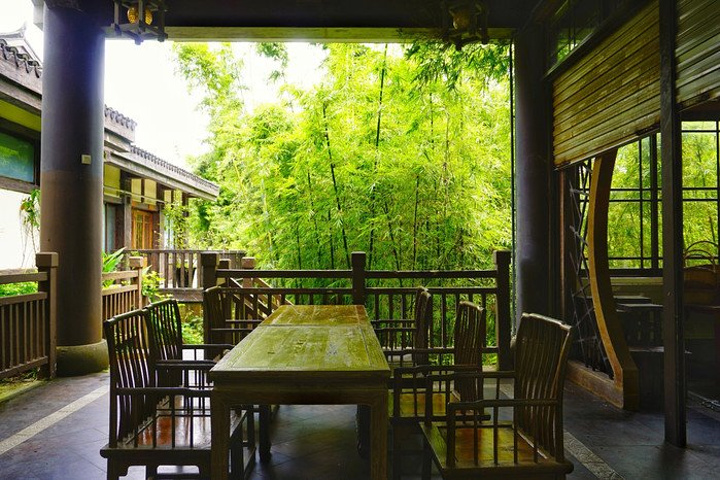 见满树的灯笼在叶间林里随风轻摇,右侧茶寮白