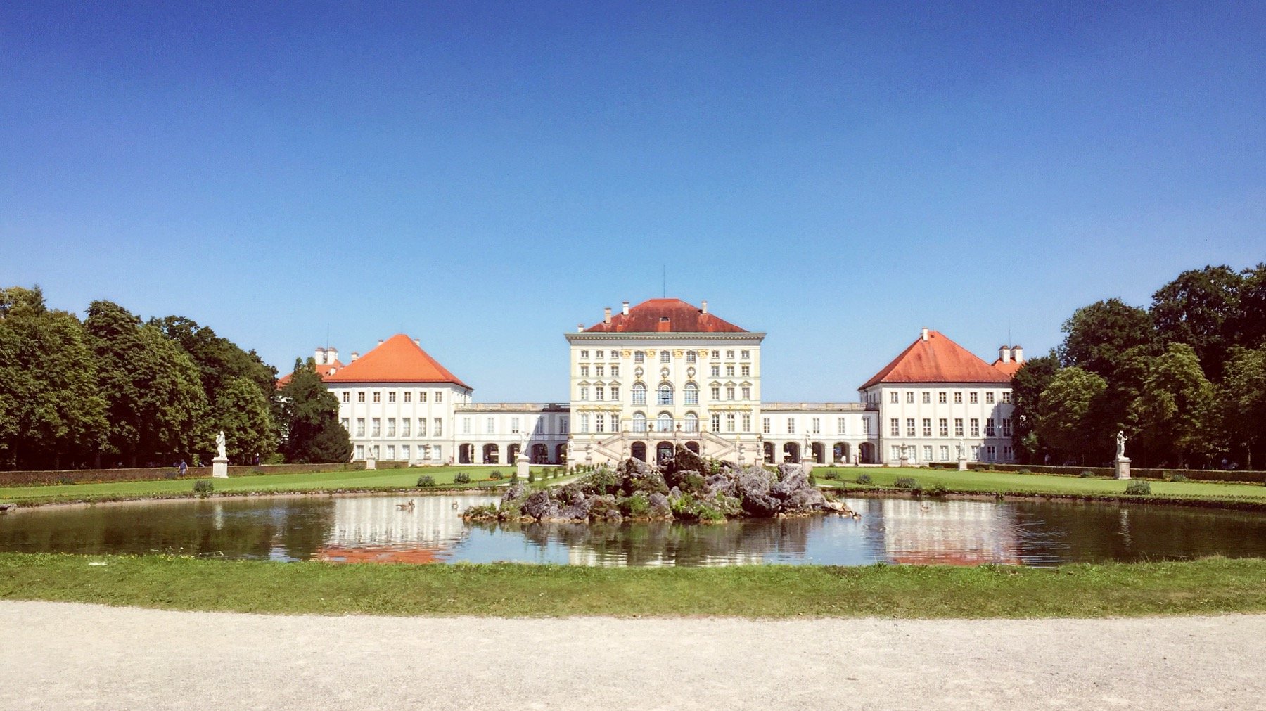 车行下班时间是21:00,所以还有几个小时,不如开去宁芬堡宫吧,在慕尼黑