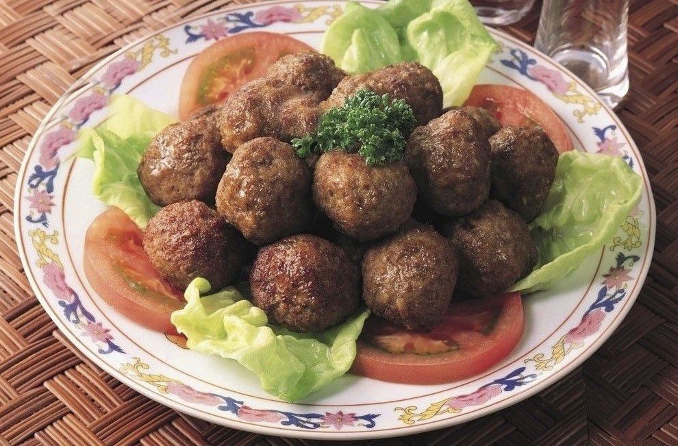 美食:定州美食有猫头丸子和黄焖肘子,一般较大一点的饭馆都有,北方