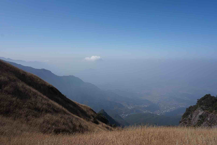 "...个小时，这一段风景非常好，非常独特的高山草甸，且四季不同景，春夏绿油油，秋季金灿灿，冬天白皑皑_下一站(中心商务区店)"的评论图片