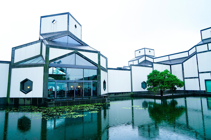 下午一直下中雨,我赶着预定好的苏州博物馆门