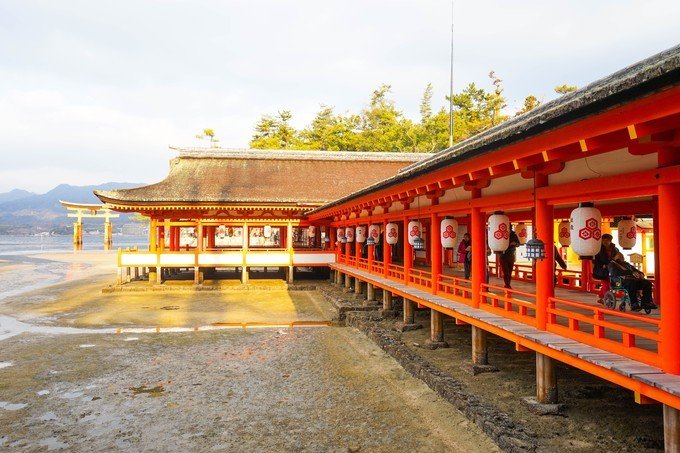 神社的走廊很适合拍人像,特别是清场无人状态的,有条件的话可以换上一