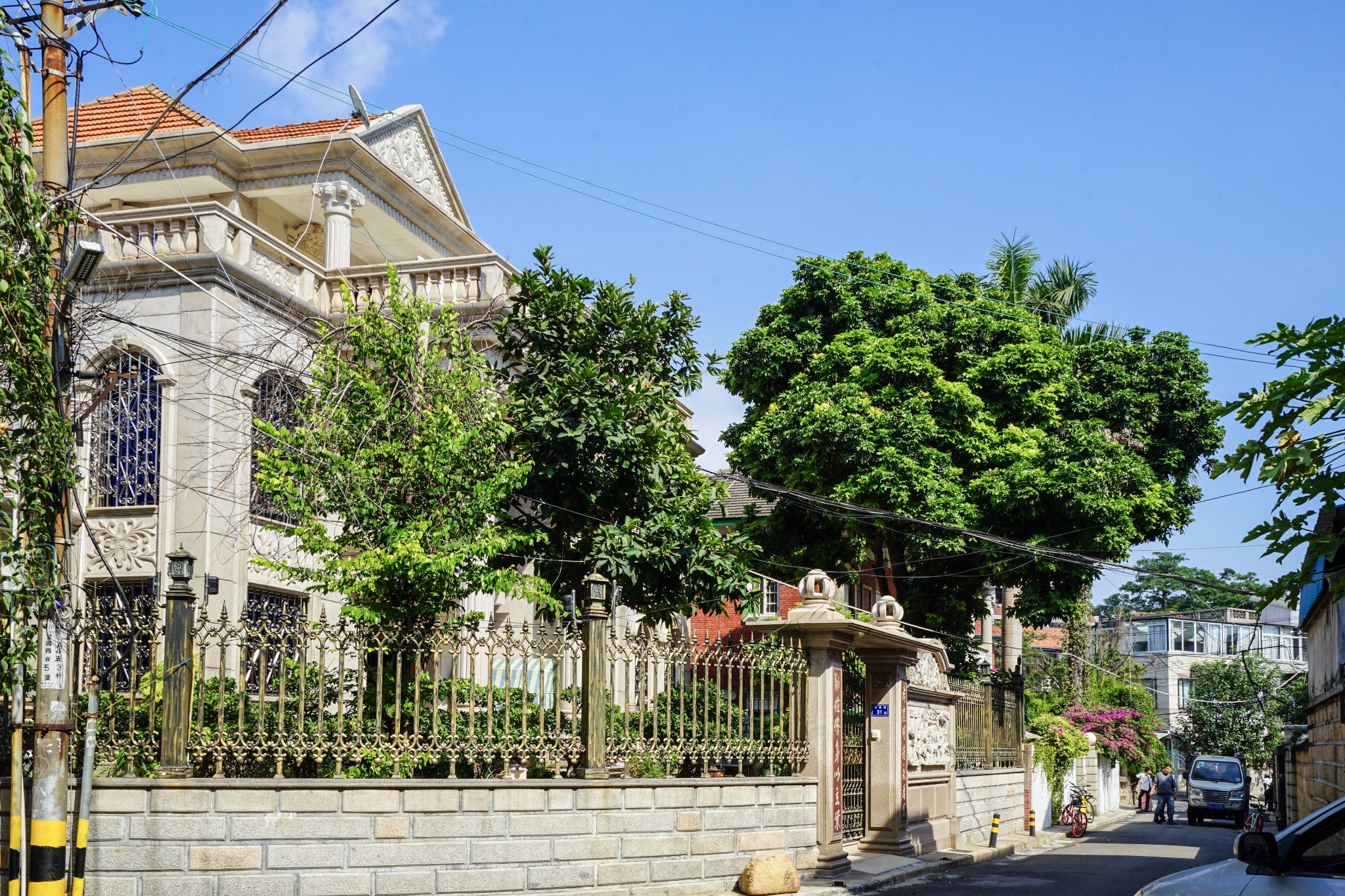 华新路就在中山公园西门附近,而斗西路便在西门外.