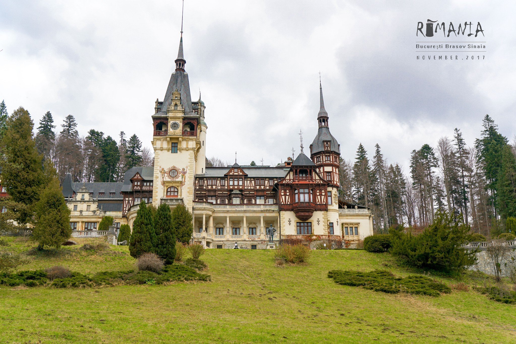 城堡花园这样的人体石雕非常多这真的需要专人讲解才能了解它背后的