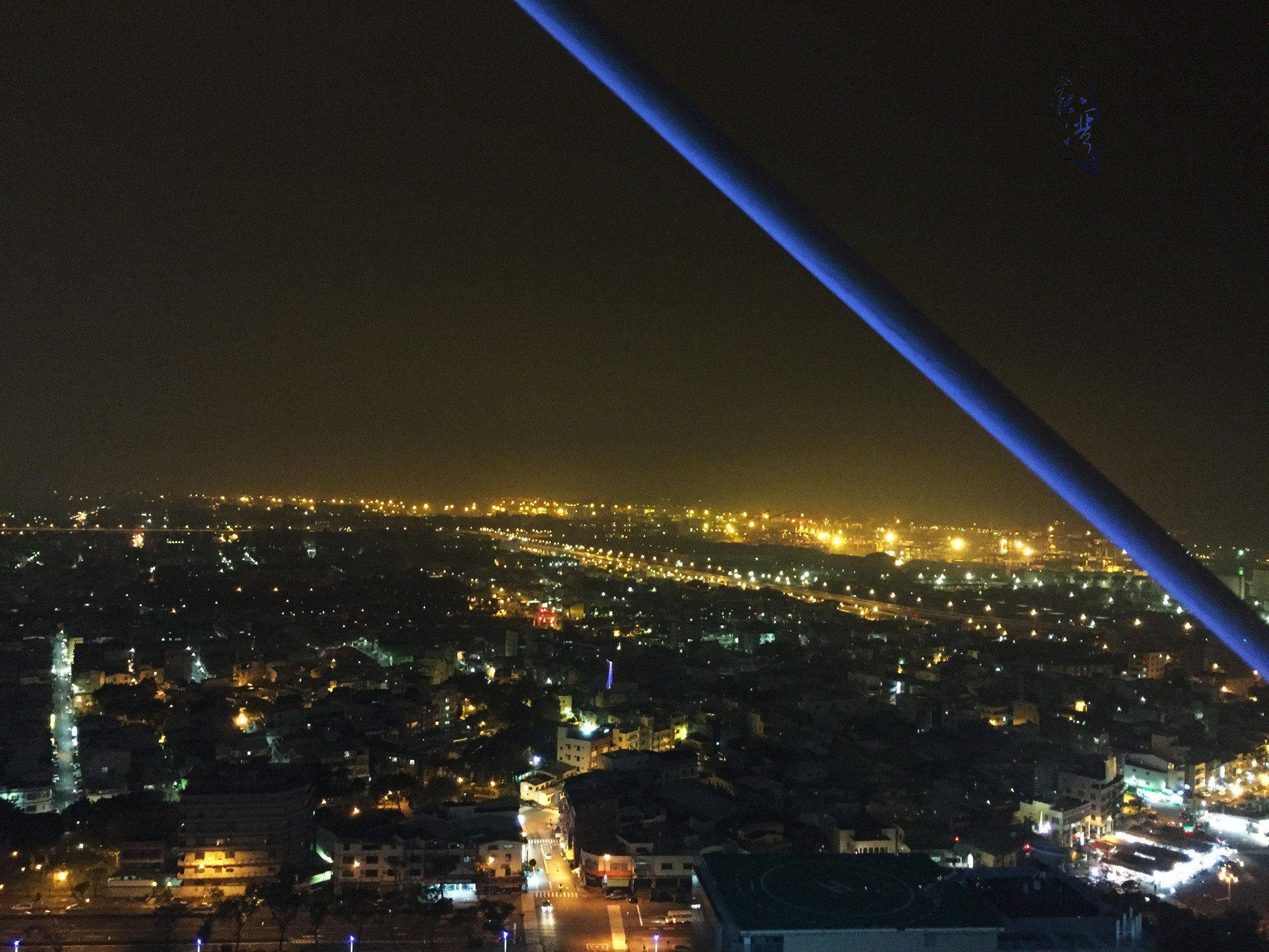 高雄之眼是台湾最高的摩天轮,它是在梦时代购物广场的顶楼的,坐一次的